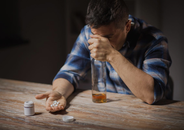 мужчина с таблетками в руке